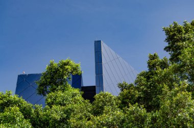 parlak mavi şehir binaları ile bulutlar