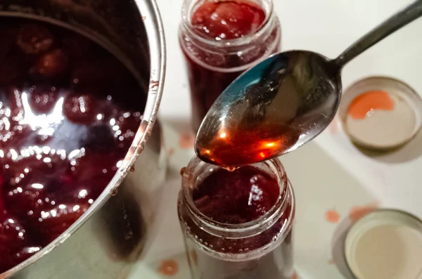 Colocação de morangos cozinhados nos frascos de vidro - adição de shugar — Fotografia de Stock