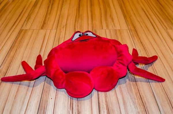 Czerwona miękka zabawka krab na drewnianej podłodze — Zdjęcie stockowe