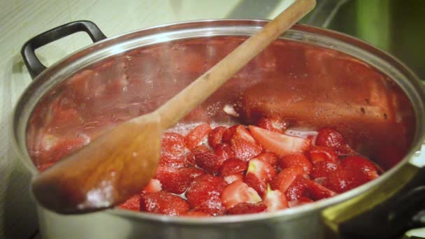 Cooking strawberries jam at home — Stock Video