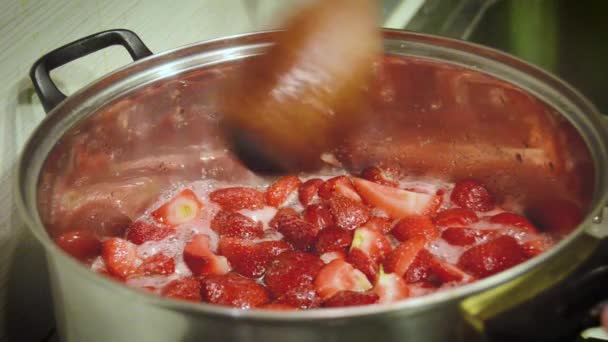 Cucinare marmellata di fragole a casa — Video Stock