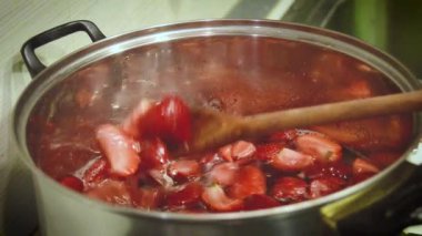 Evde Çilek reçel pişirme