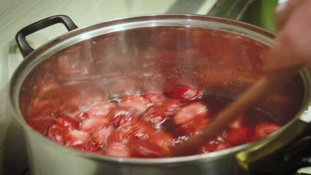 Evde Çilek reçel pişirme — Stok video