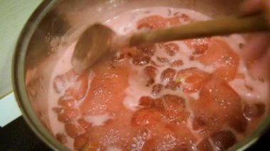Evde Çilek reçel pişirme