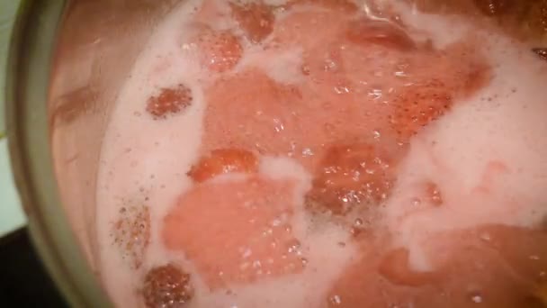 Cozinhar geléia de morangos em casa — Vídeo de Stock