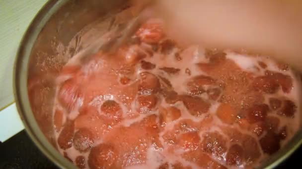 在家煮草莓果酱 — 图库视频影像