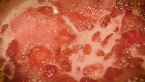 Cocinar mermelada de fresas en casa — Vídeo de stock