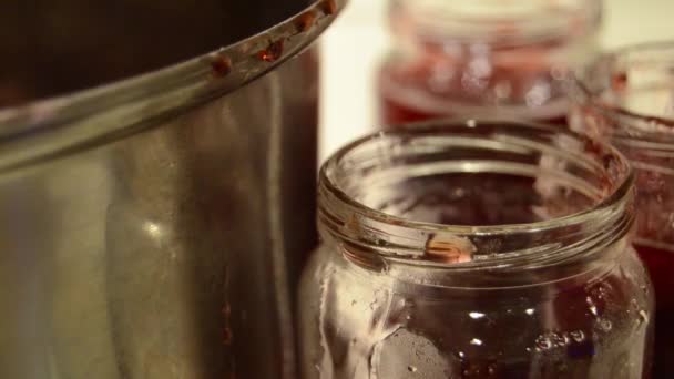 Mulher coloca geléia de morango artesanal em frasco — Vídeo de Stock