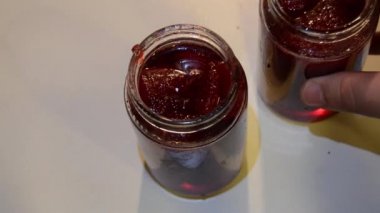 Kadın koyar el yapımı çilek reçel kavanoz içinde