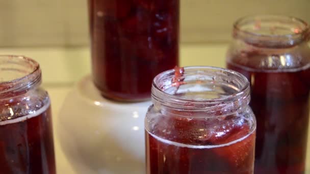 Kvinnan sätter handgjorda Strawberry jam i burk — Stockvideo