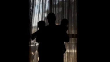 hamile anne silueti altı aylık bebek ve yürümeye başlayan çocuk - anne öpüşme kaldırma ve küçük bebek ve bebek spining