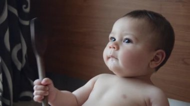 sevimli altı ay eski bebek çocuk oyun pişirme pot ve ahşap kaşık yakın yukarı