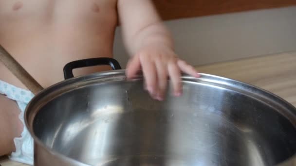 Bonito seis meses de idade menino brincando com panela de cozinha e colher de madeira — Vídeo de Stock