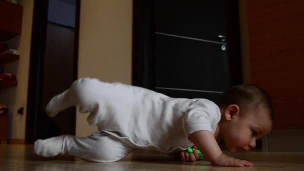 可爱的6个月大的男婴肚子在地板上的时间 — 图库视频影像