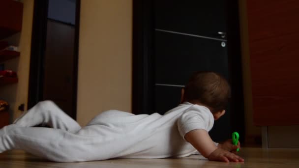 Söt sex månader gammal pojke som har magen tid på golvet — Stockvideo