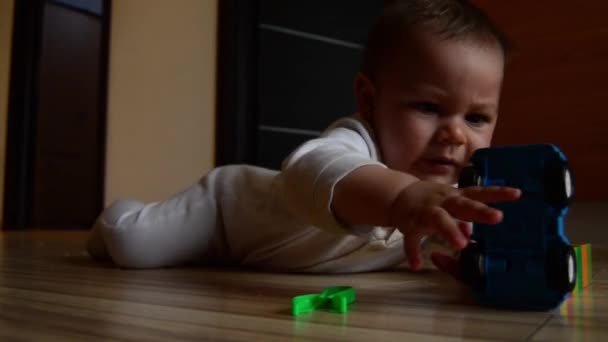 Söt sex månader gammal pojke som har magen tid på golvet — Stockvideo