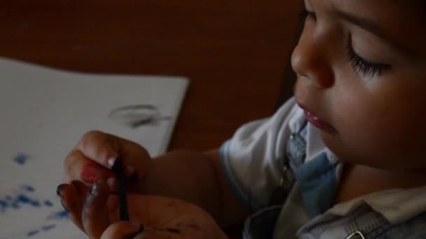 Симпатичный двухлетний мальчик рисует акварелью — стоковое видео