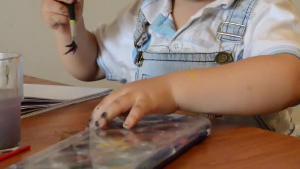 Schattige twee jaar oude jongen schilderen met waterkleuren — Stockvideo