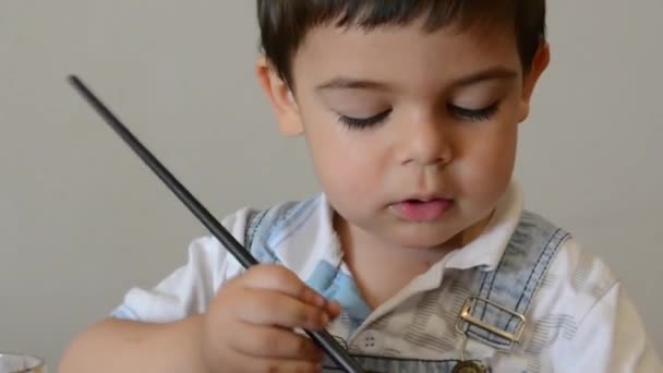 Bonito dois anos velho menino pintura com aquarela cores — Vídeo de Stock