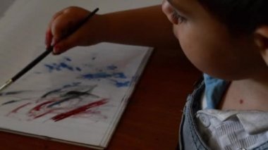 su renkleri ile sevimli iki yaşında çocuk boyama
