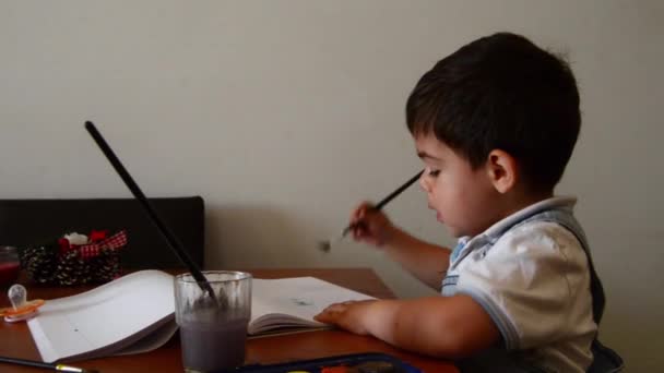 Schattige twee jaar oude jongen schilderen met waterkleuren — Stockvideo