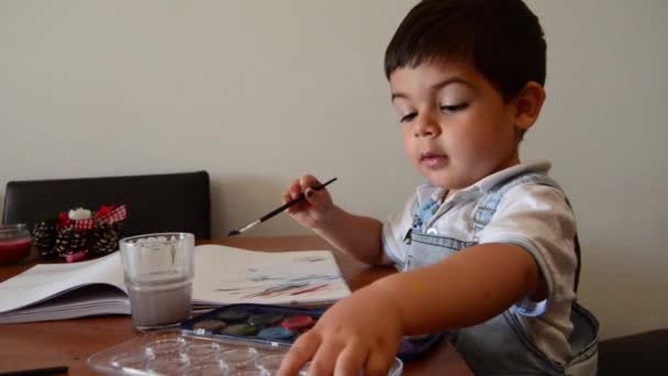 Schattige twee jaar oude jongen schilderen met waterkleuren — Stockvideo