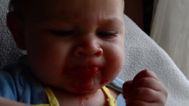 Lindo siete meses viejo bebé doesnt como gusto de fresas — Vídeos de Stock