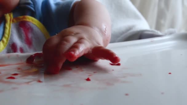 Messy sete meses de idade bebê menino comendo morangos — Vídeo de Stock