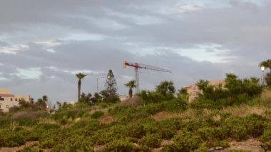 Buggiba, Malta 30. Mayıs 2019-yağışlı koyu bulutlu gün üzerinde işleri olmadan İnşaat Vinç