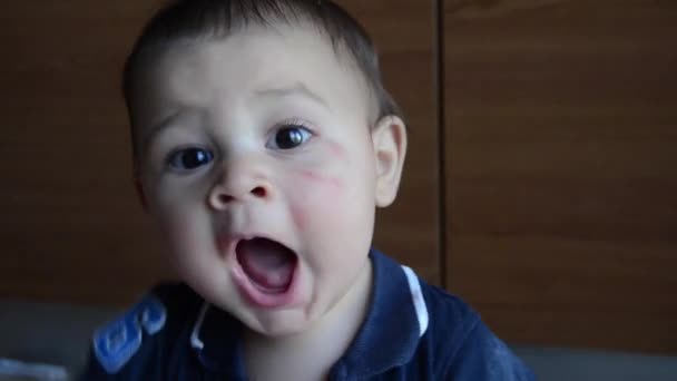 Χαριτωμένο 7 μήνες γριά αγόρι κάνοντας αστεία πρόσωπα — Αρχείο Βίντεο