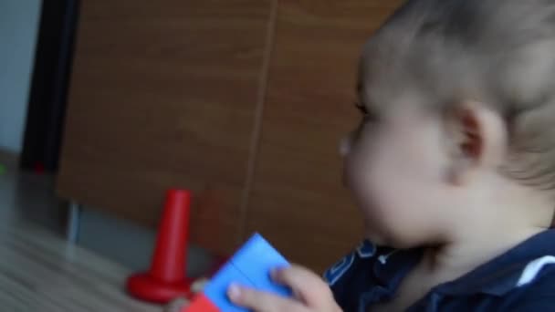 귀여운 7 개월 늙은 소년 만들기 재미 있은 얼굴 — 비디오