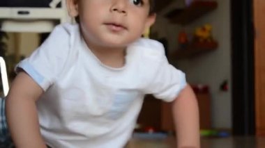 laminat zeminden ayakta sevimli iki yaşında çocuk