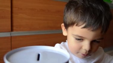 sevimli iki yıl eski tasarruf para, metal banka paraları koyarak