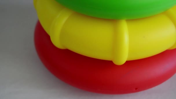 教育おもちゃは、スタンド上のカラフルな diferent サイズのリングのチルトアップシュートをクローズアップ — ストック動画