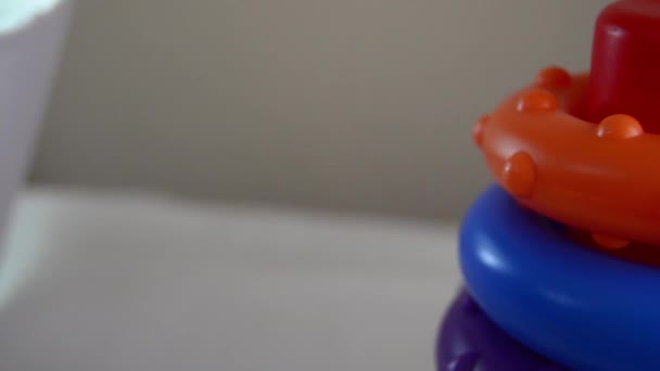Brinquedo educativo close up pan direito revelando tiro diferentes anéis de tamanho no carrinho — Vídeo de Stock
