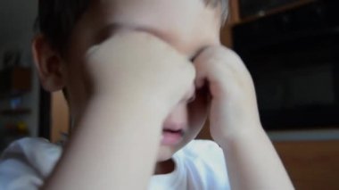 üzgün ve yorgun iki yıl yaşlı oğlan ağlayan ve sürtünme onun gözleri