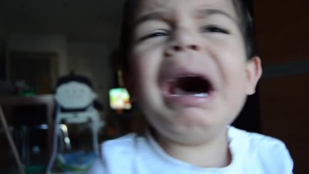 悲伤和疲惫的两岁男孩哭着揉他的眼睛 — 图库视频影像