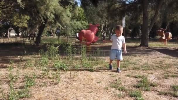 Niedliche Kleinkinder rennen in einem leeren Park. Soziale Distanz und psychische Gesundheit des Kindes. — Stockvideo