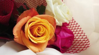 Gül buketi, portakal gülüne yakın.