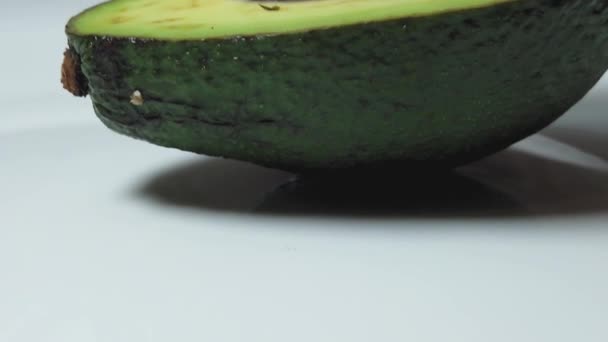 Виявляється половина авокадо з горіхом. крупним планом — стокове відео