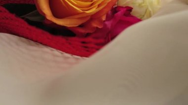 Gül buketi, turuncu gülün yakın çekim görüntüsü. 