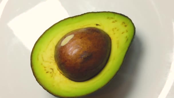 Avocado sul piatto bianco, da vicino — Video Stock