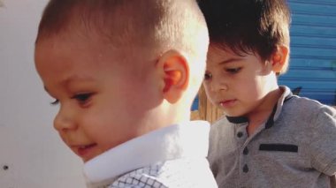 Bebek oyuncaklarıyla oynamasına izin vermeyince ağabeyi çok üzülmüş. Dışarıyı kapatın.