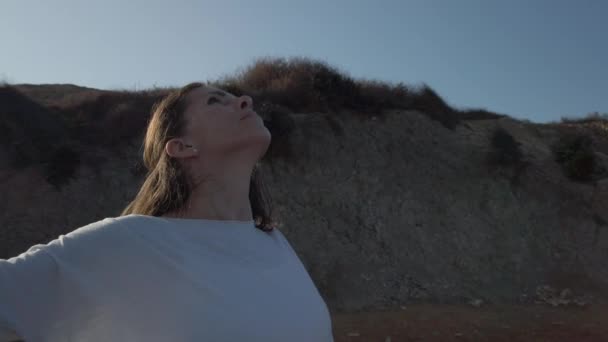 Mujer sensual joven practicando yoga en la playa de arena en la luz del sol dorada de la mañana eraly — Vídeo de stock