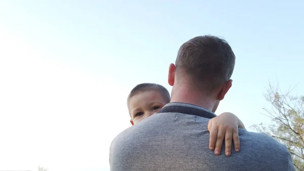 Jeune père caucasien tenant son fils tout-petit. Bébé touchant le visage de son père — Photo