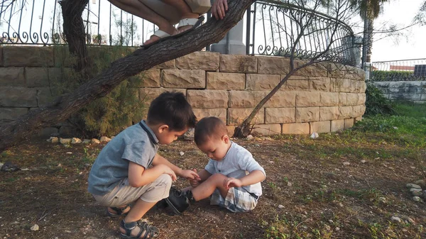 可爱的4岁的帮助他的哥哥清洗膝盖后，他觉得很沮丧。兄弟们互相照顾 — 图库照片