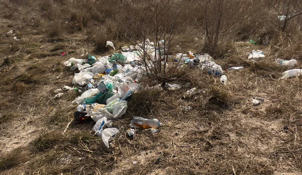 Куча мусора. Пустые пластиковые бутылки и пакеты. Загрязнение окружающей среды Спаси планету. Экологическая проблема. Природа . — стоковое фото