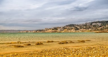 Marsilya, Fransa, Mart 2018, Planches a Voile plajı Akdeniz kenarında bulutlu bir günde