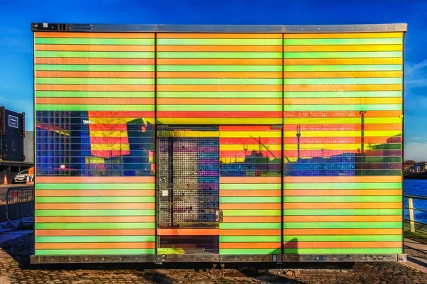 在利菲河河岸上的一个用玻璃制成的未使用的现代彩色棚子 反映了都柏林爱尔兰的城市景观 — 图库照片