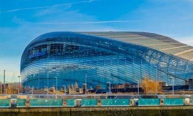 Dublin, İrlanda, Mart 2018, görünümü Küsküt Nehri'nin nehir bankadan Aviva Stadyumu